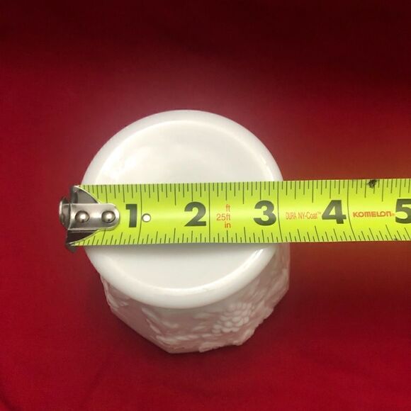 Vintage westmoreland milk glass vase - Picture 6 of 8